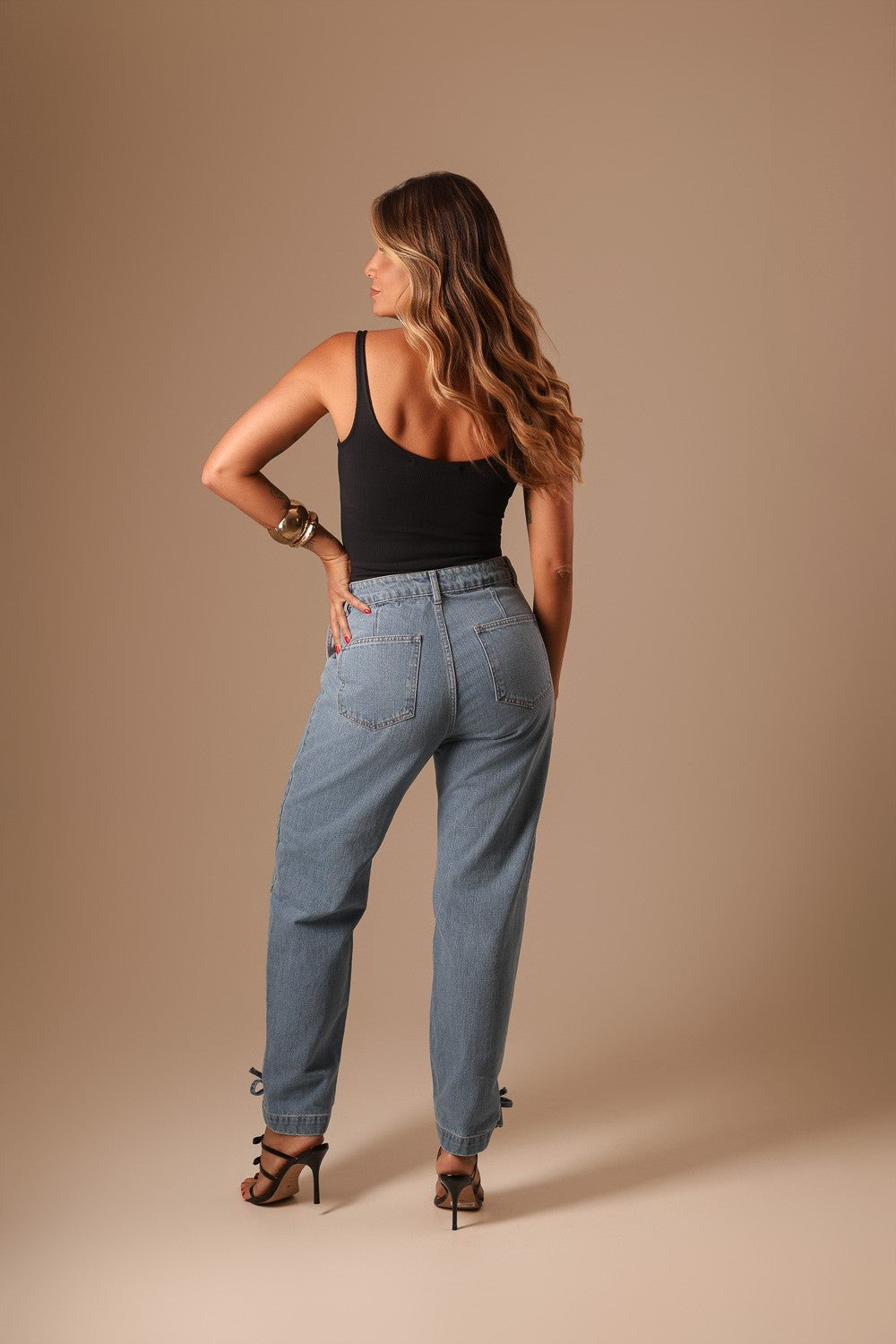 CALÇA JEANS BOTÕES FRENTE COM AMARRAÇÃO