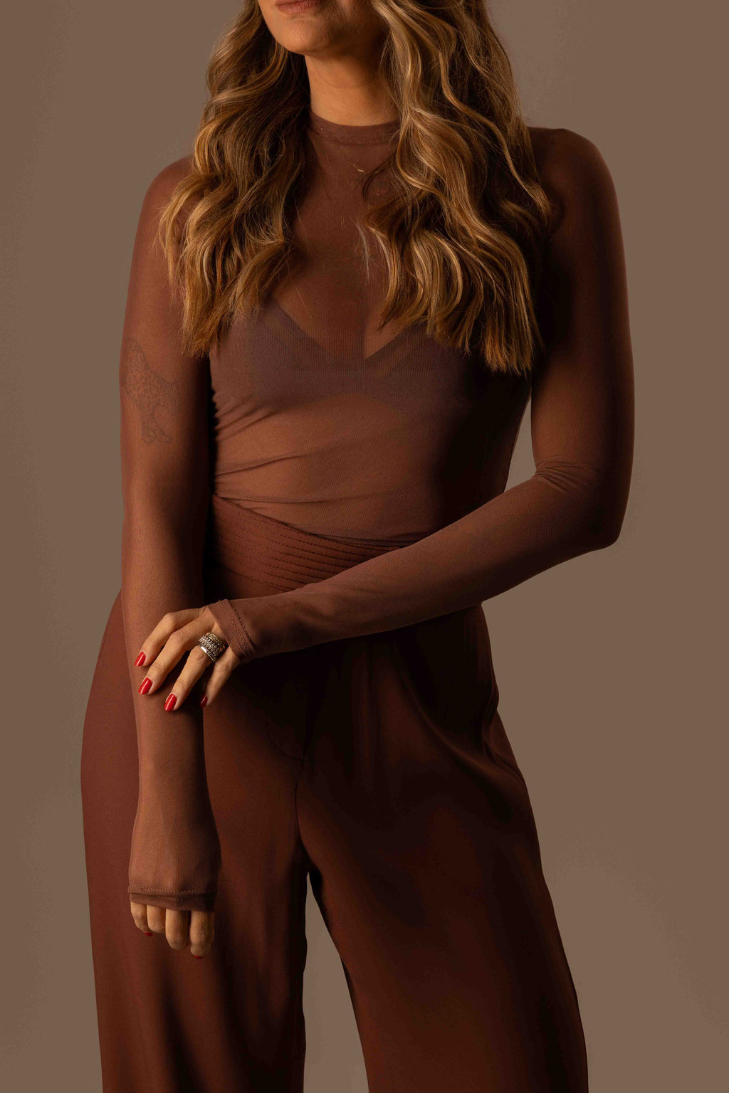 BLUSA MARROM MANGA COMPRIDA TULE