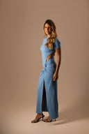 VESTIDO MIDI AZUL COM FENDA LATERAL