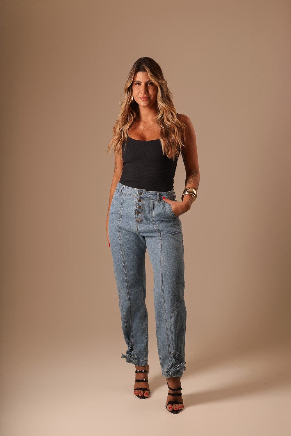 CALÇA JEANS BOTÕES FRENTE COM AMARRAÇÃO