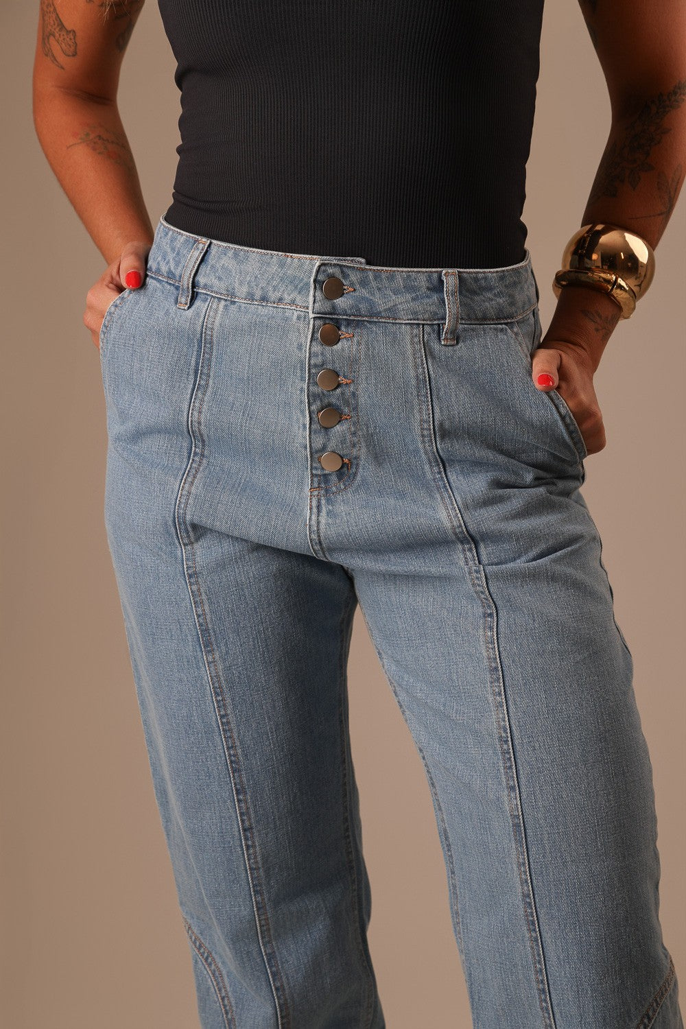 CALÇA JEANS BOTÕES FRENTE COM AMARRAÇÃO