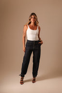 Calça Jeans Escura Botões Frente com Amarração - TYNA - foto 3