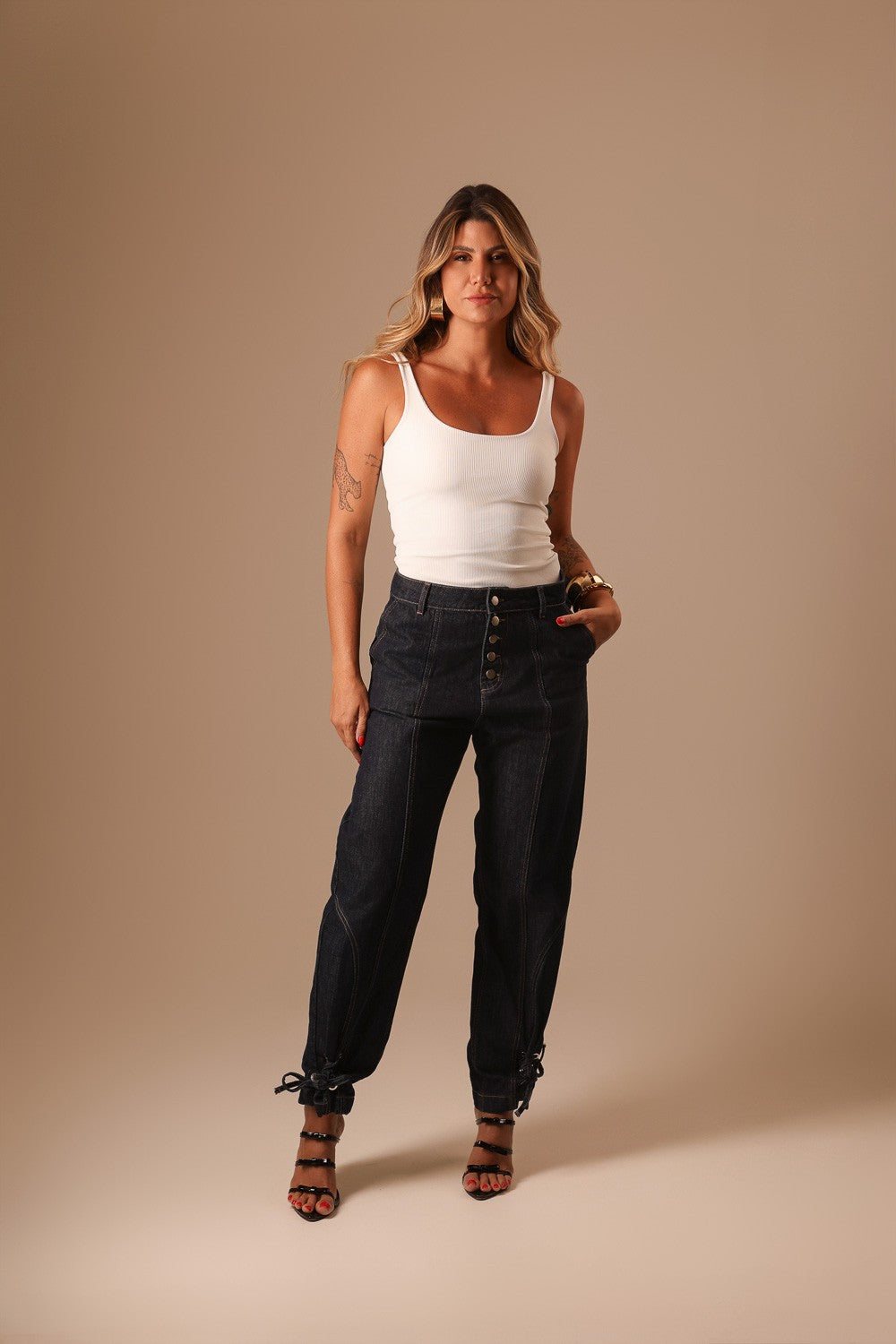 CALÇA JEANS ESCURA BOTÕES FRENTE COM AMARRAÇÃO