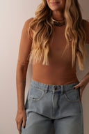 BLUSA TULE GOLA ALTA CARAMELO MEIA MANGA