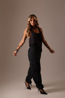 Calça Jeans Cargo com Bolsos Laterais Escura - TYNA - foto 3