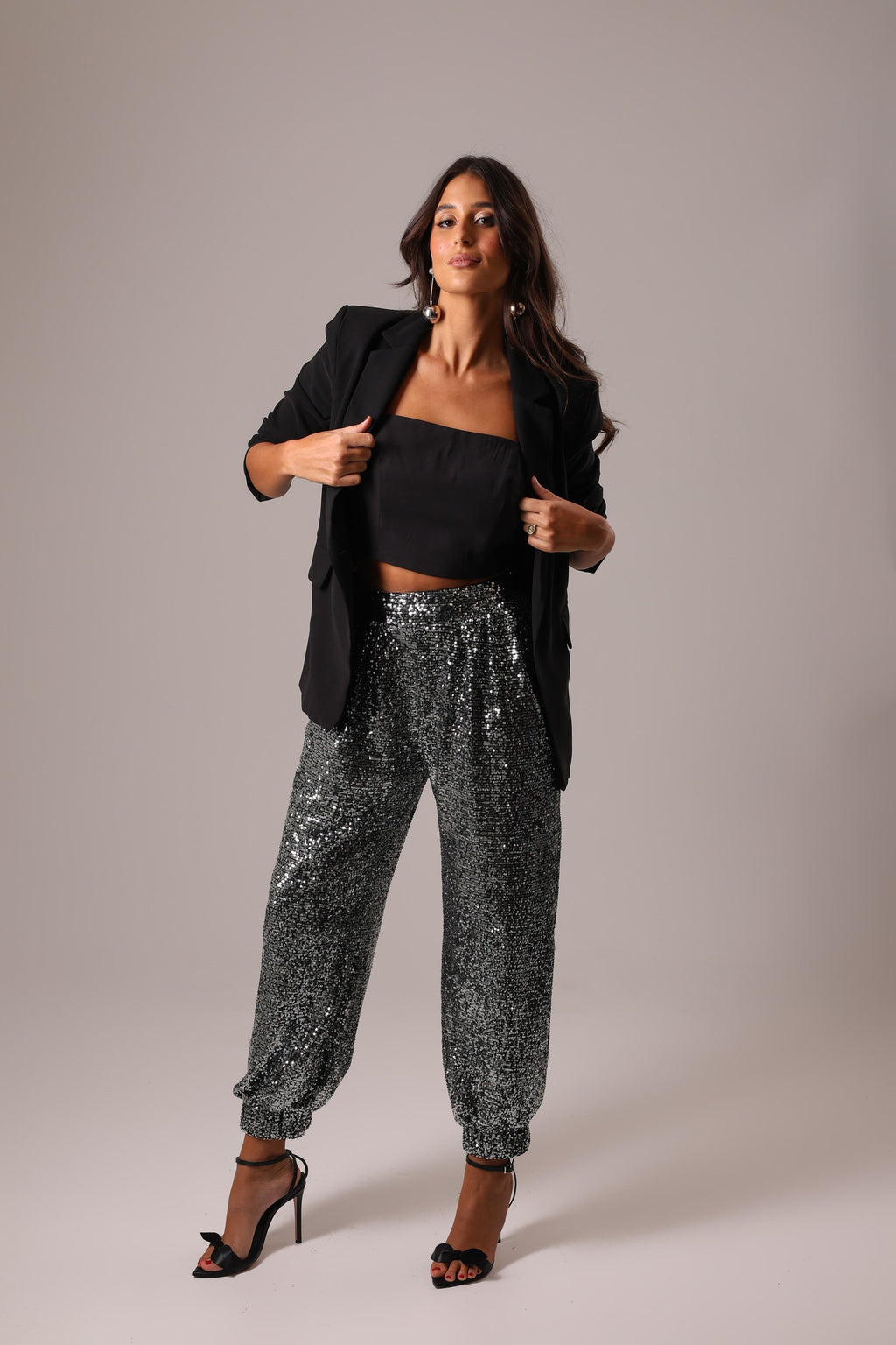 CALÇA JOGGER PAETÊ PRETA E PRATA