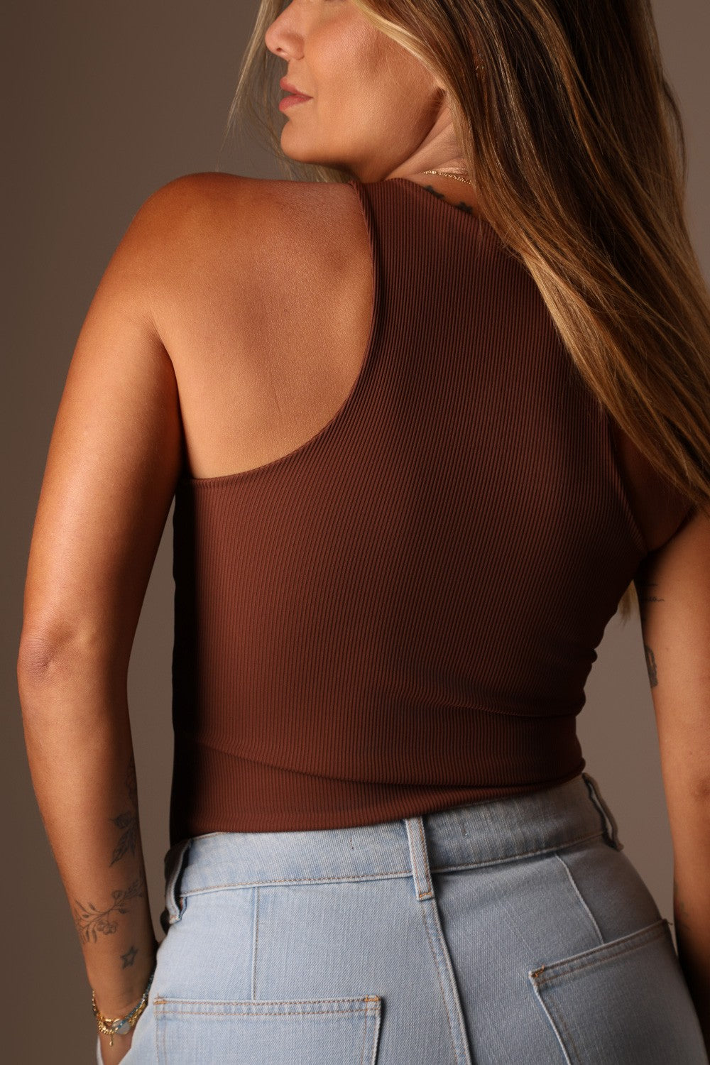 REGATA NADADOR COMPRIDA MARROM