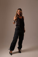 Calça Jeans Cargo com Bolsos Laterais Escura - TYNA - foto 7