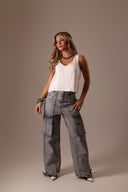 Calça Jeans Cargo com Bolsos Laterais Clara - TYNA - foto 5