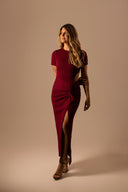 VESTIDO MIDI MARSALA COM FENDA LATERAL