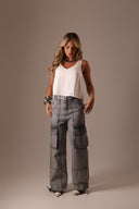 Calça Jeans Cargo com Bolsos Laterais Clara - TYNA - foto 10