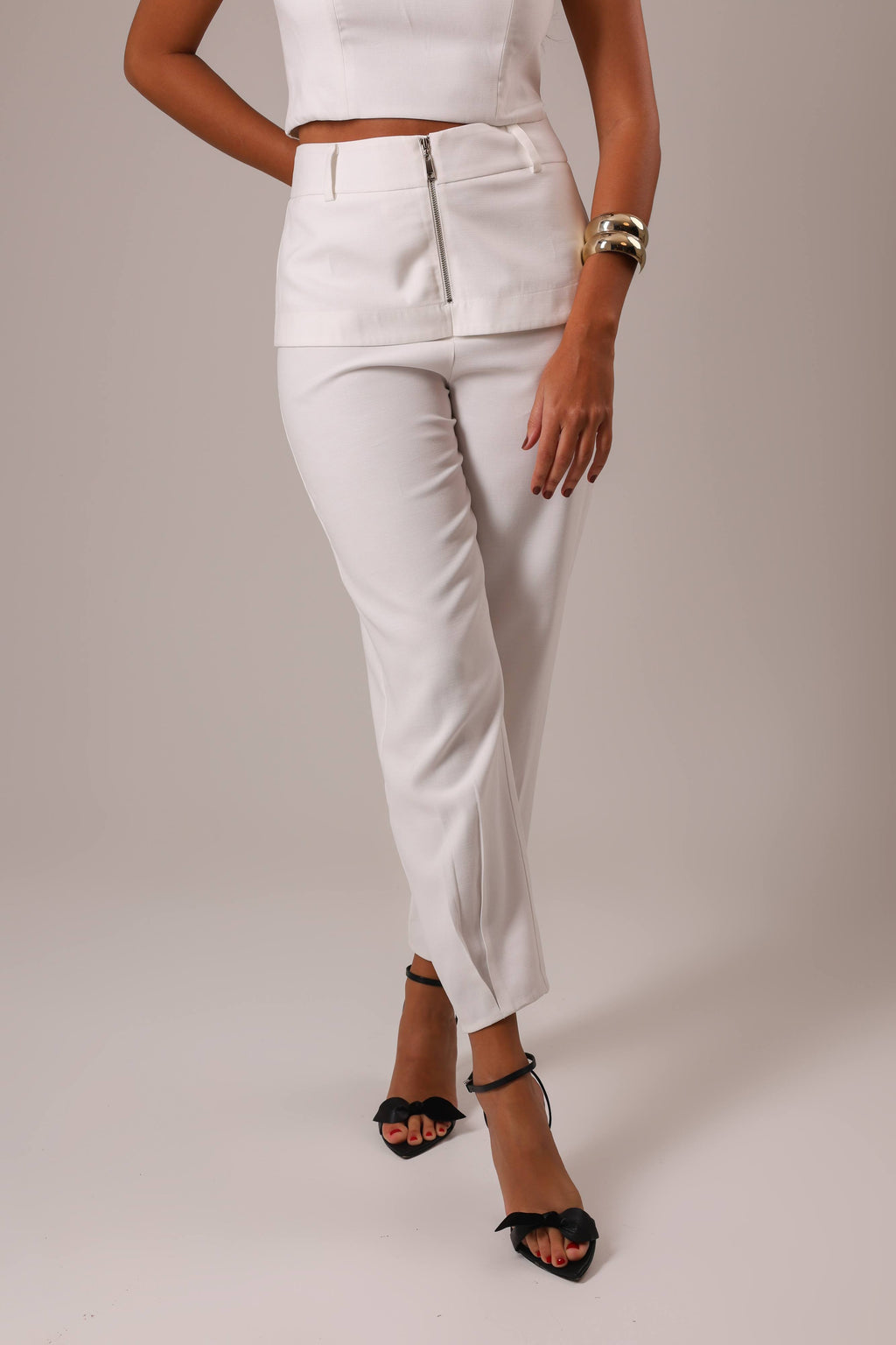 CALÇA OFF WHITE COM PALA SOBREPOSTA