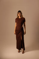 VESTIDO MIDI CHOCO COM FENDA LATERAL