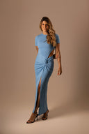 VESTIDO MIDI AZUL COM FENDA LATERAL