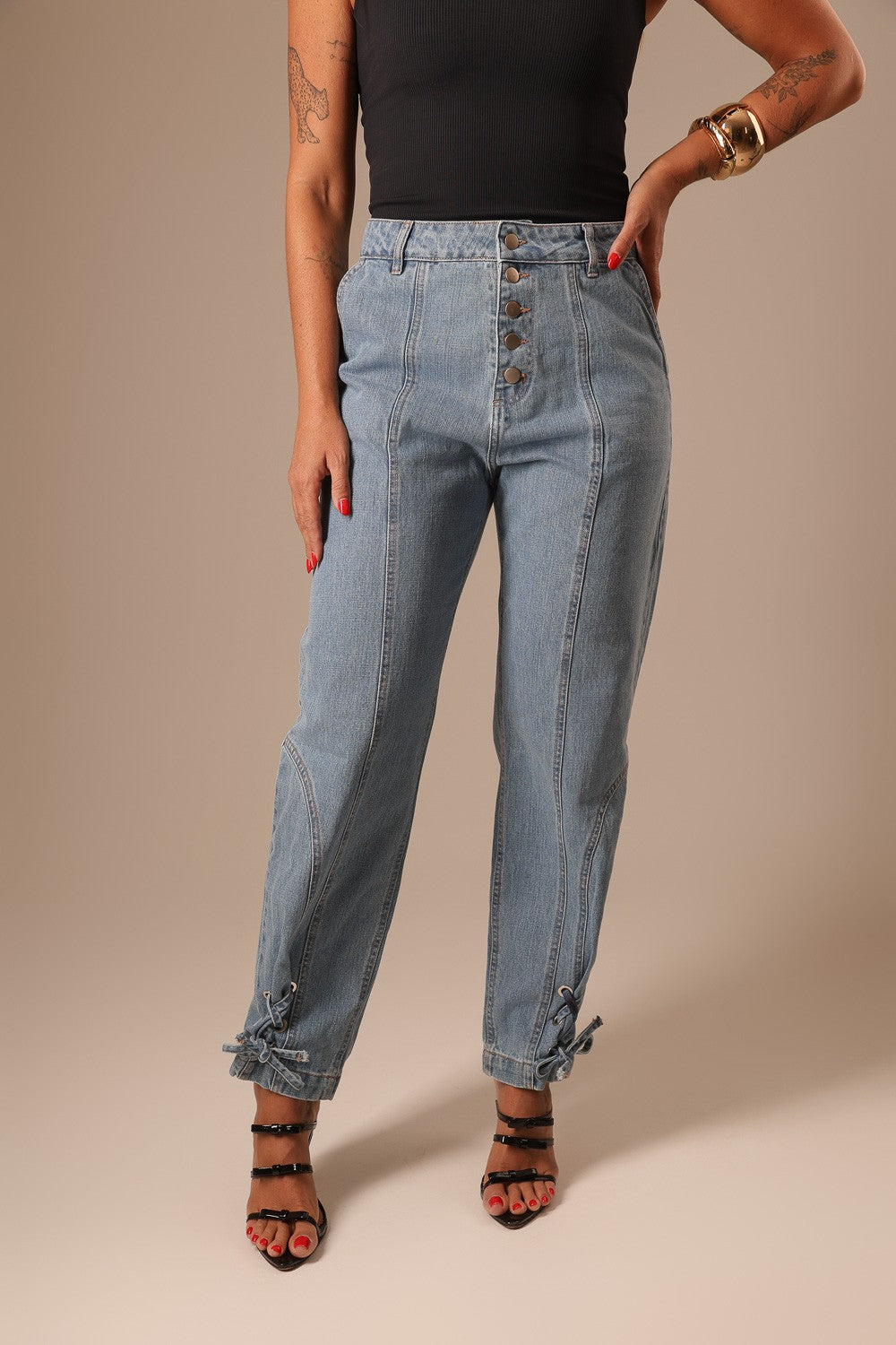 CALÇA JEANS BOTÕES FRENTE COM AMARRAÇÃO