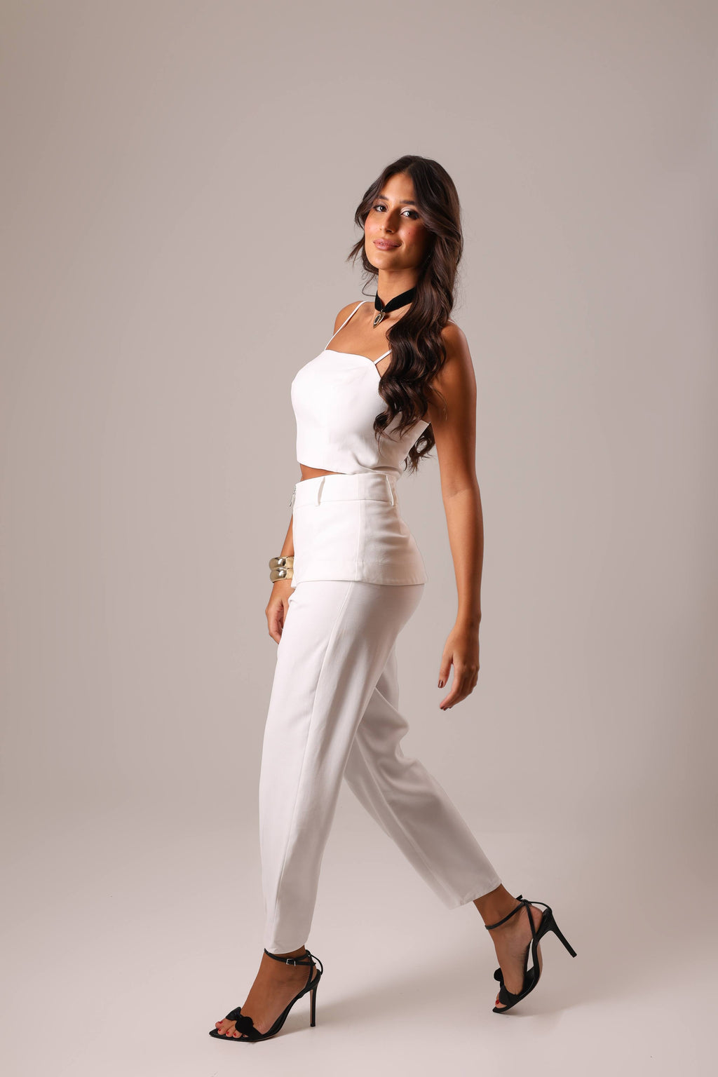 CALÇA OFF WHITE COM PALA SOBREPOSTA