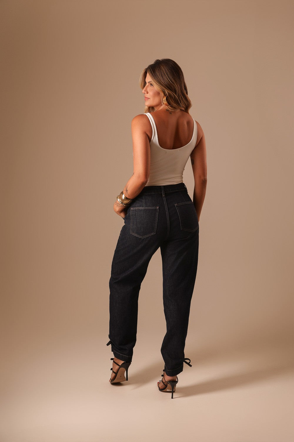 CALÇA JEANS ESCURA BOTÕES FRENTE COM AMARRAÇÃO