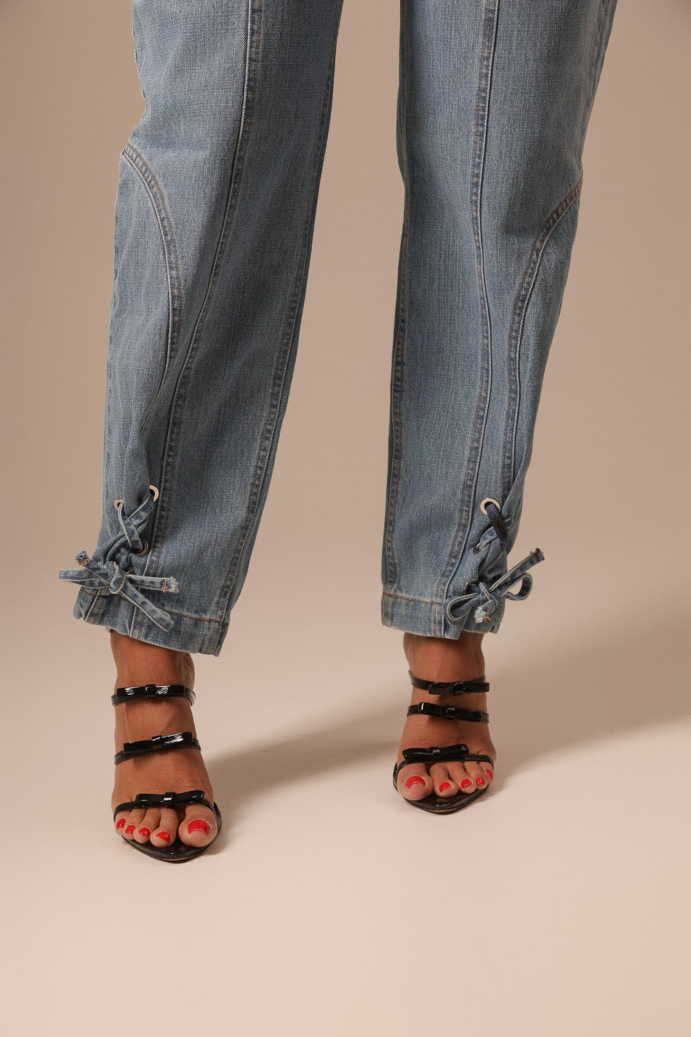CALÇA JEANS BOTÕES FRENTE COM AMARRAÇÃO
