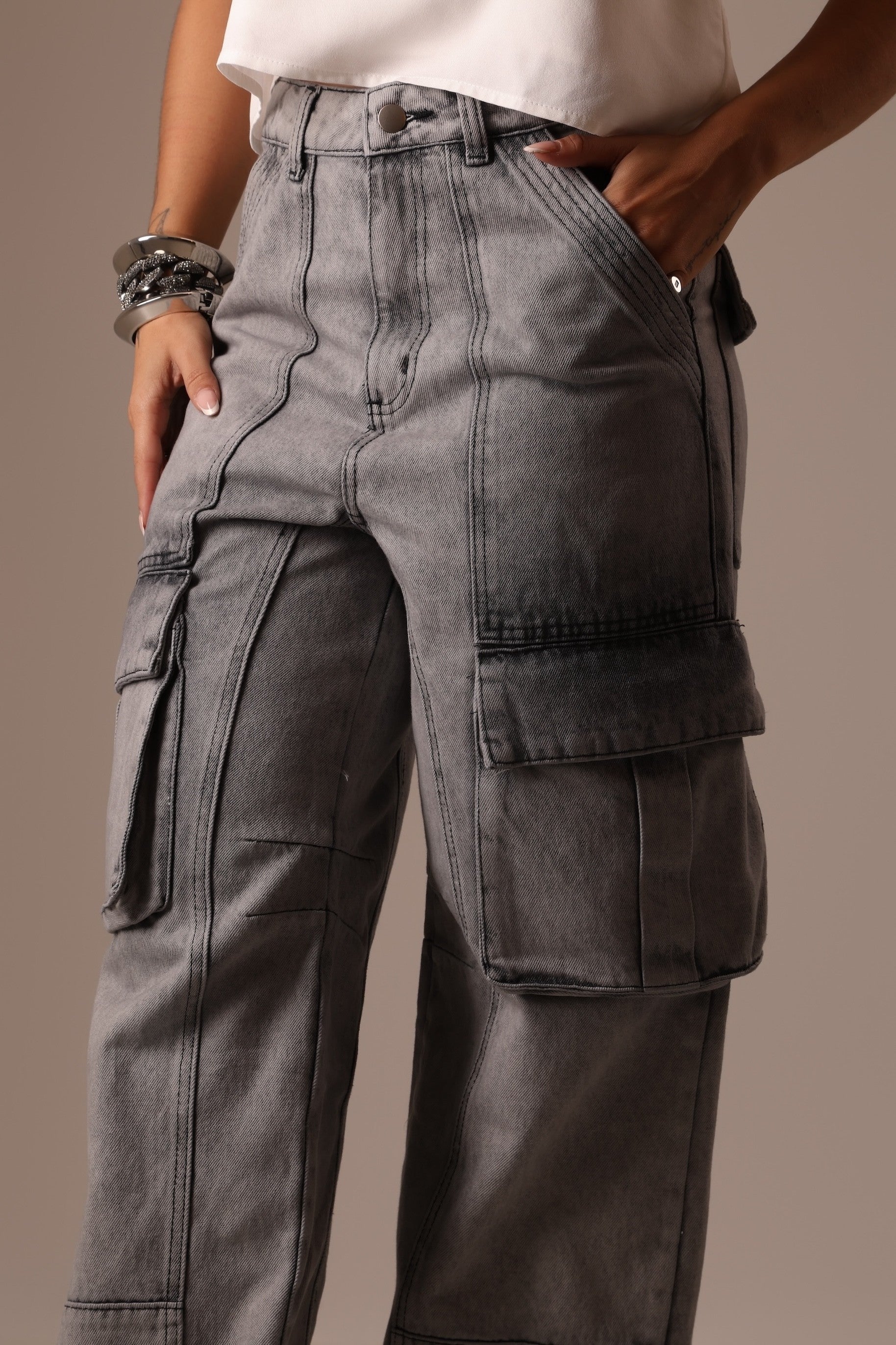 CALÇA JEANS CARGO COM BOLSOS LATERAIS CLARA