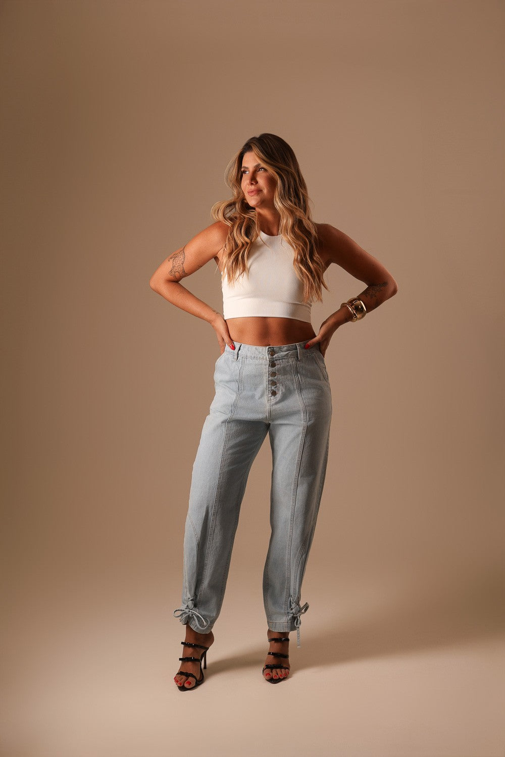 CALÇA JEANS CLARA BOTÕES FRENTE COM AMARRAÇÃO