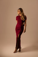 VESTIDO MIDI MARSALA COM FENDA LATERAL