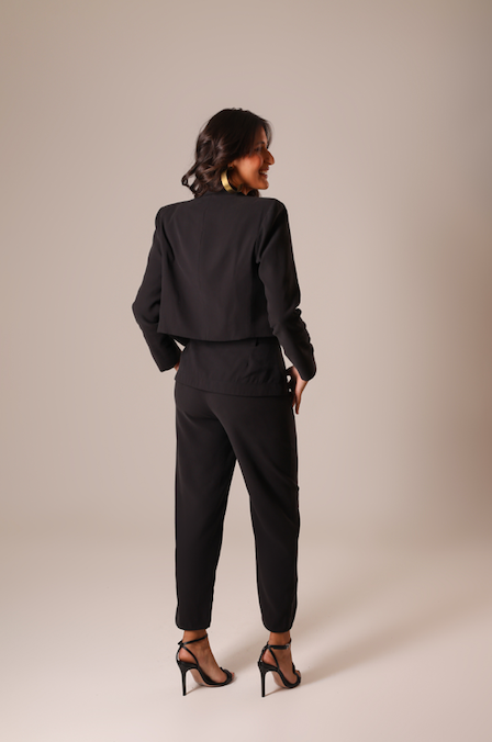 CALÇA PRETA COM PALA SOBREPOSTA