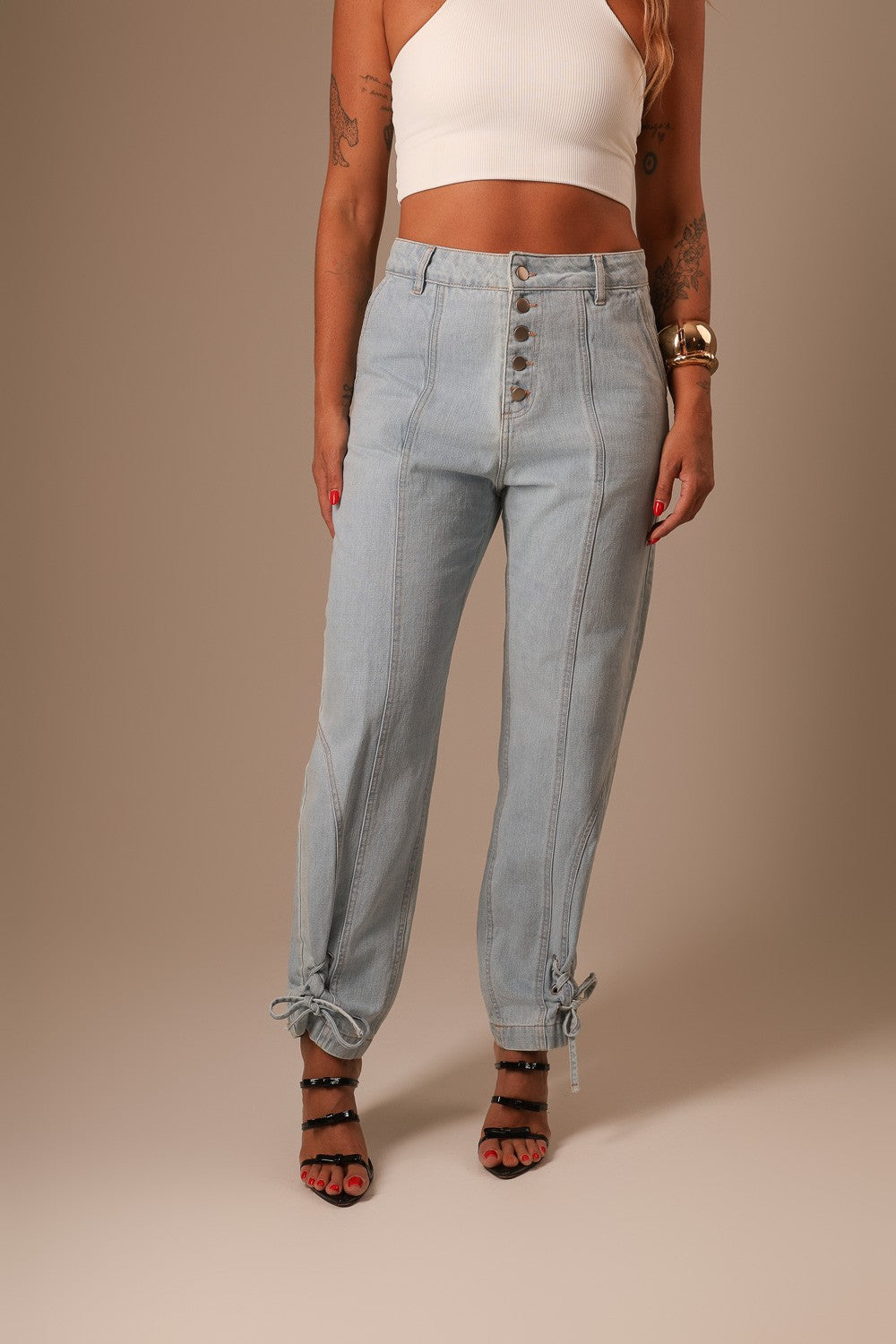 CALÇA JEANS CLARA BOTÕES FRENTE COM AMARRAÇÃO