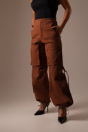 Calça Bolsos Cargo Sarja Marrom - TYNA - foto 6