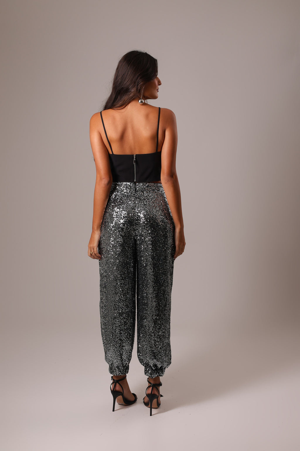 CALÇA JOGGER PAETÊ PRETA E PRATA