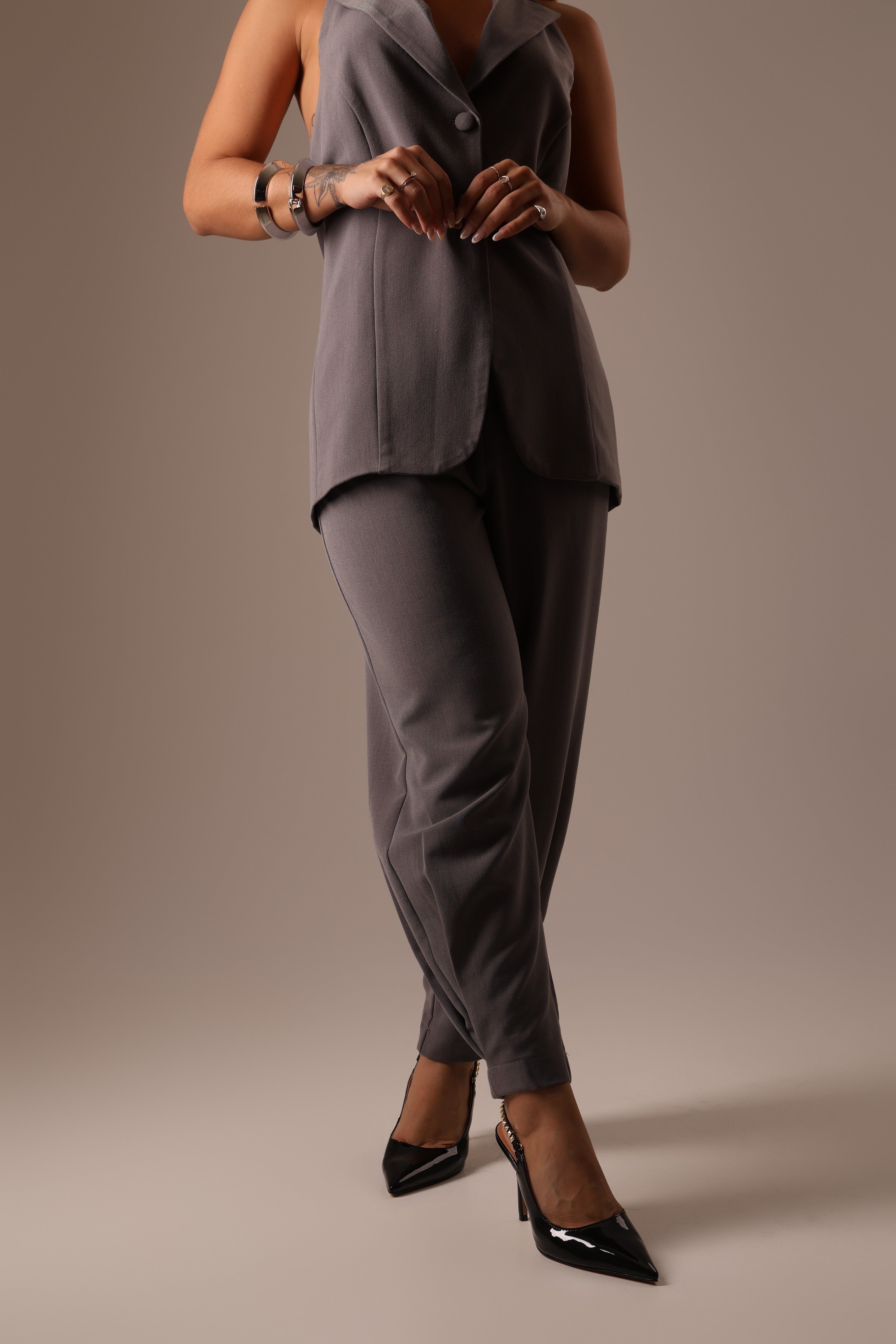 CALÇA ALFAIATARIA CINZA COM PREGAS NAS BARRAS