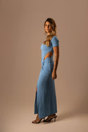 VESTIDO MIDI AZUL COM FENDA LATERAL