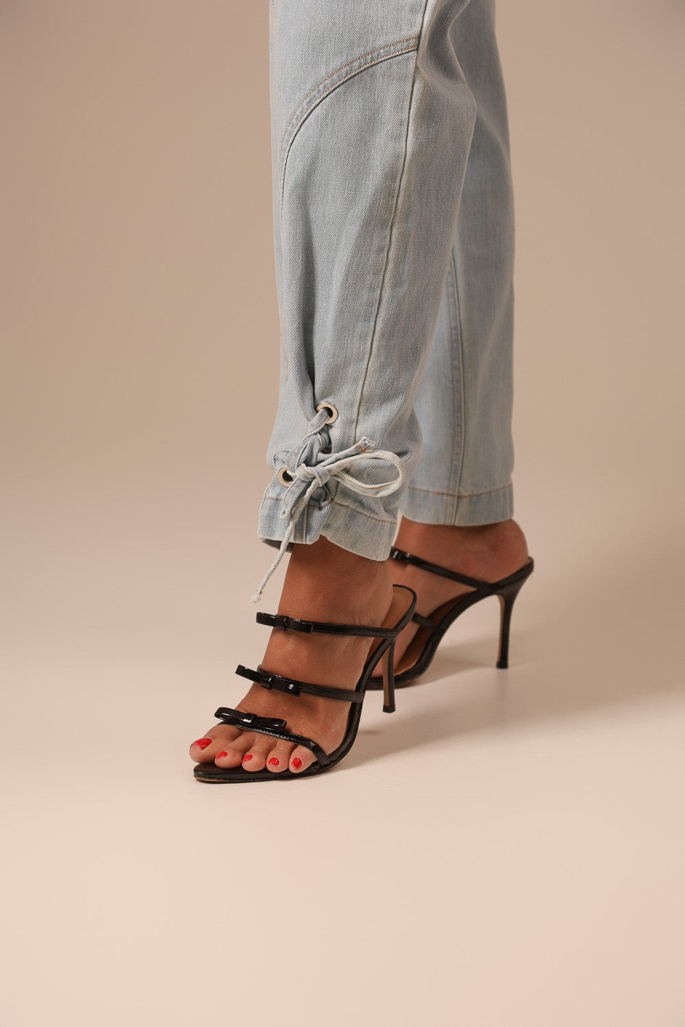 CALÇA JEANS CLARA BOTÕES FRENTE COM AMARRAÇÃO