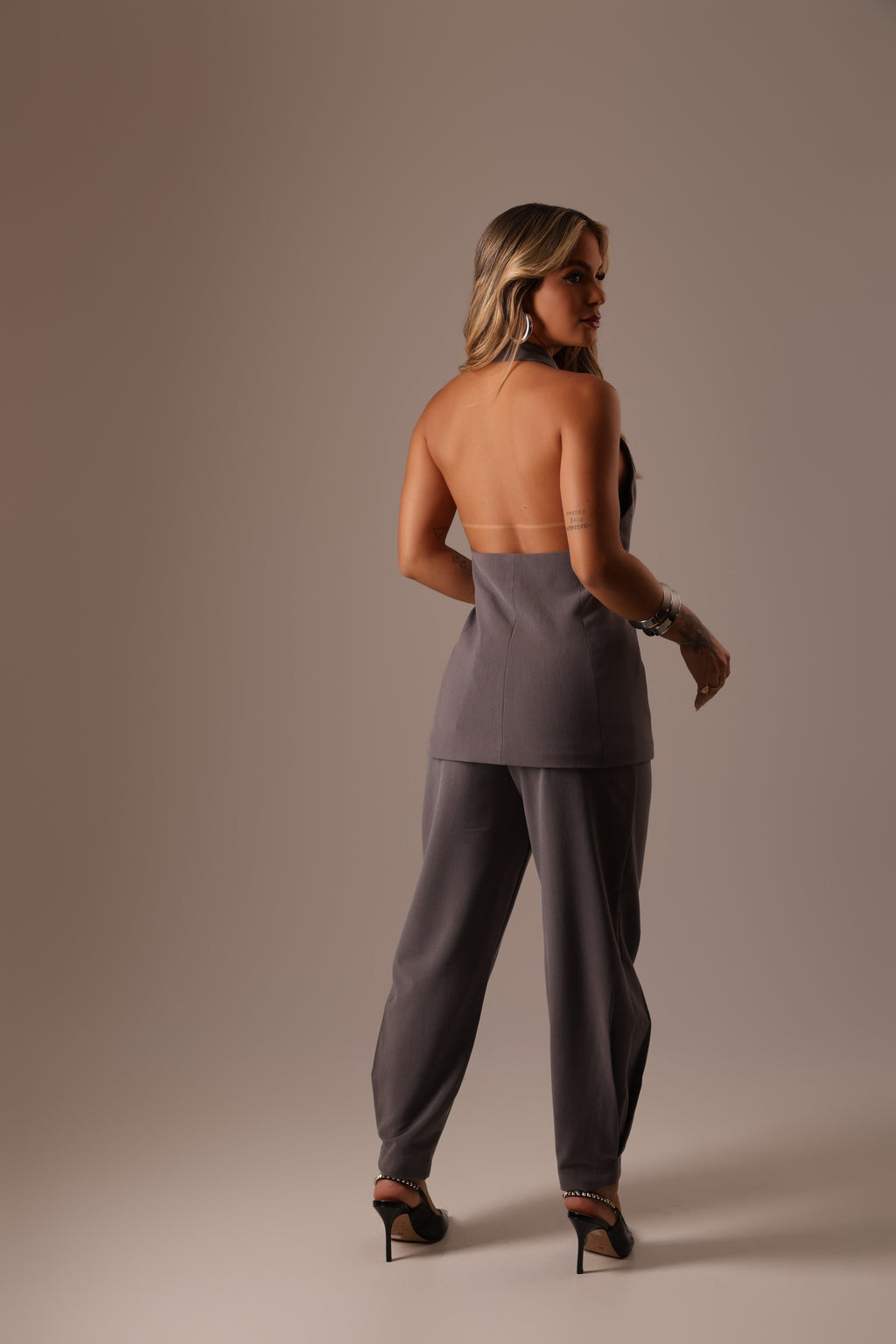 CALÇA ALFAIATARIA CINZA COM PREGAS NAS BARRAS